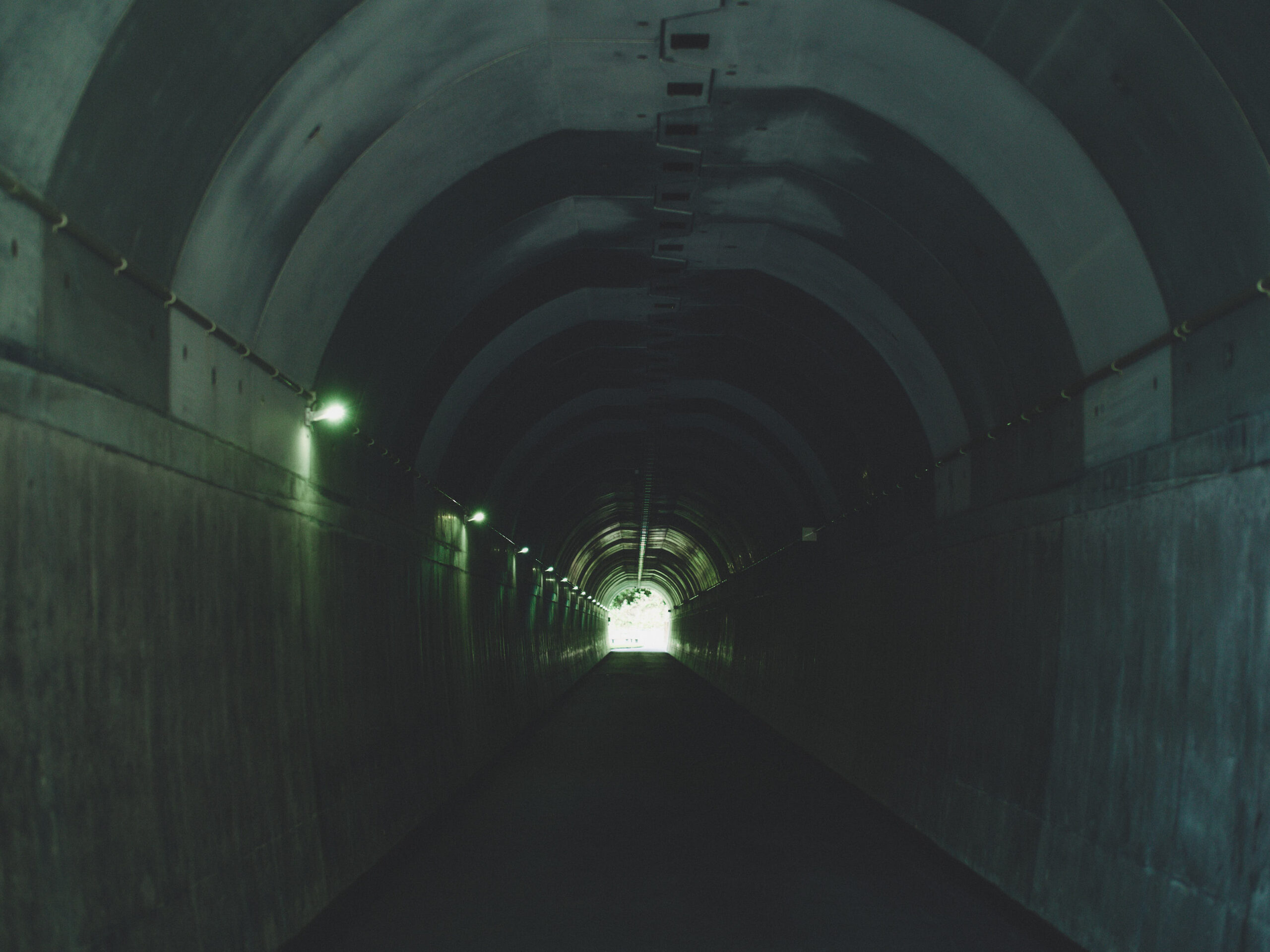 トンネルをくぐって。