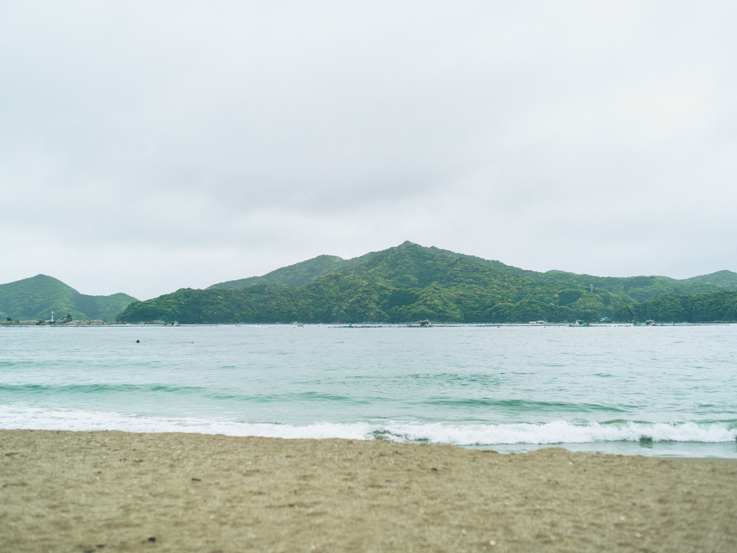 奥には島浦島。