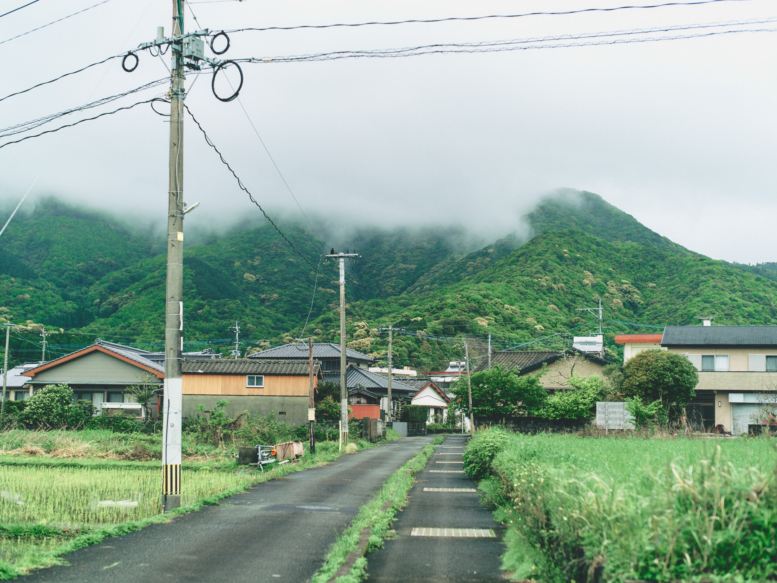 市街地を歩く。山が険しい。