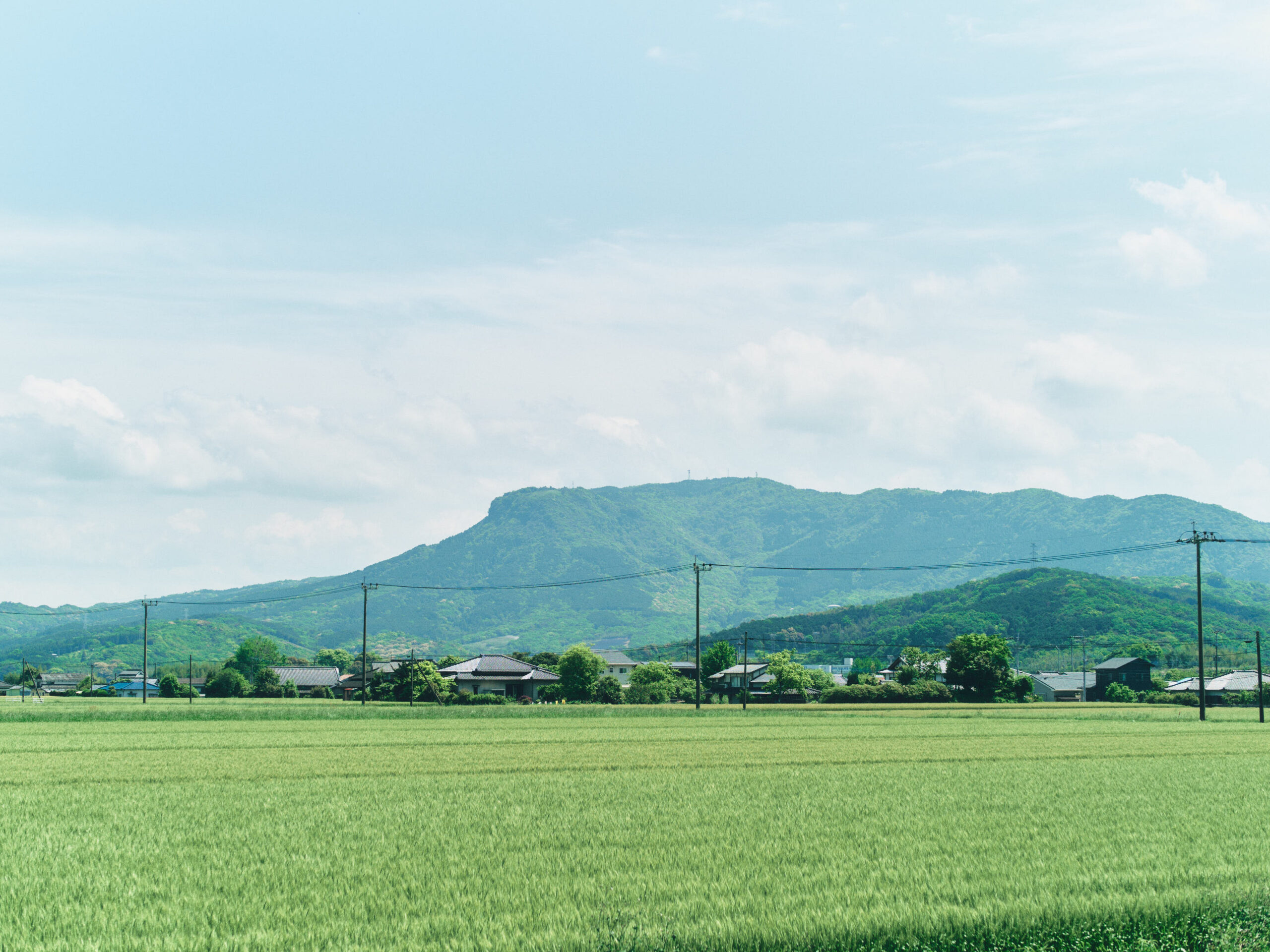 電線と八面山。八面山が好きになった。