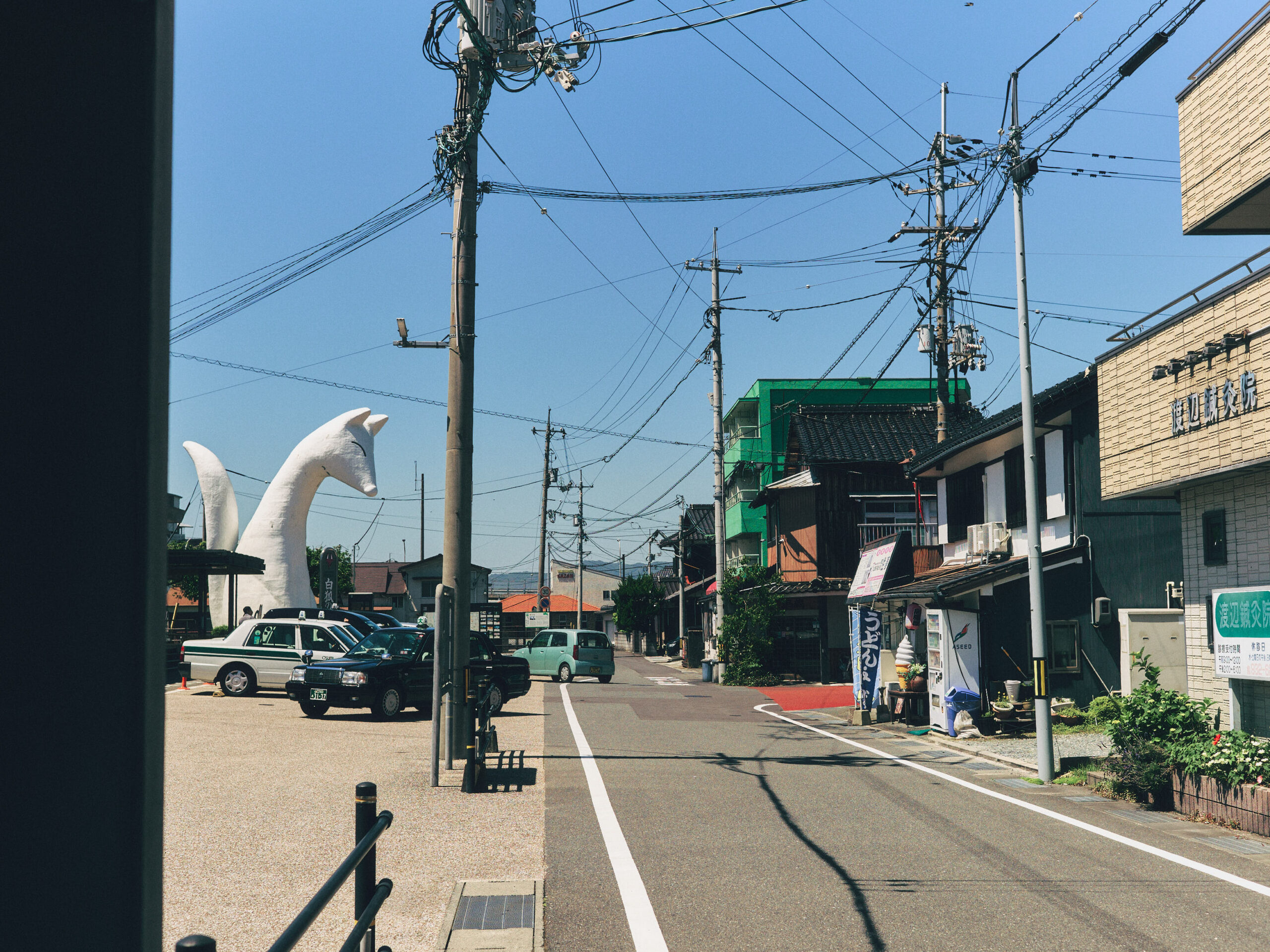 湯田温泉駅。白い狐がいた。