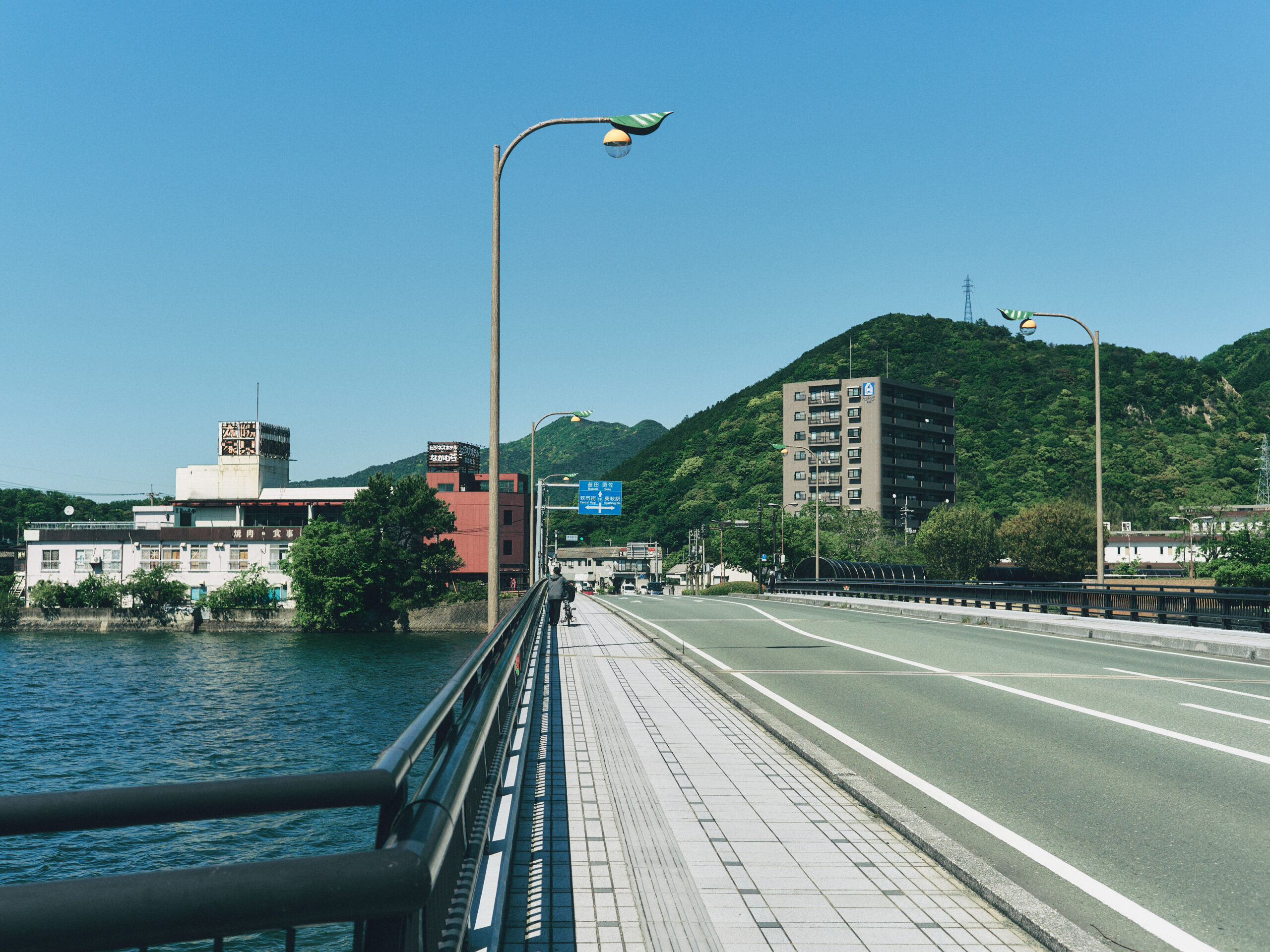 萩市街地へ。海も気持ちいい。