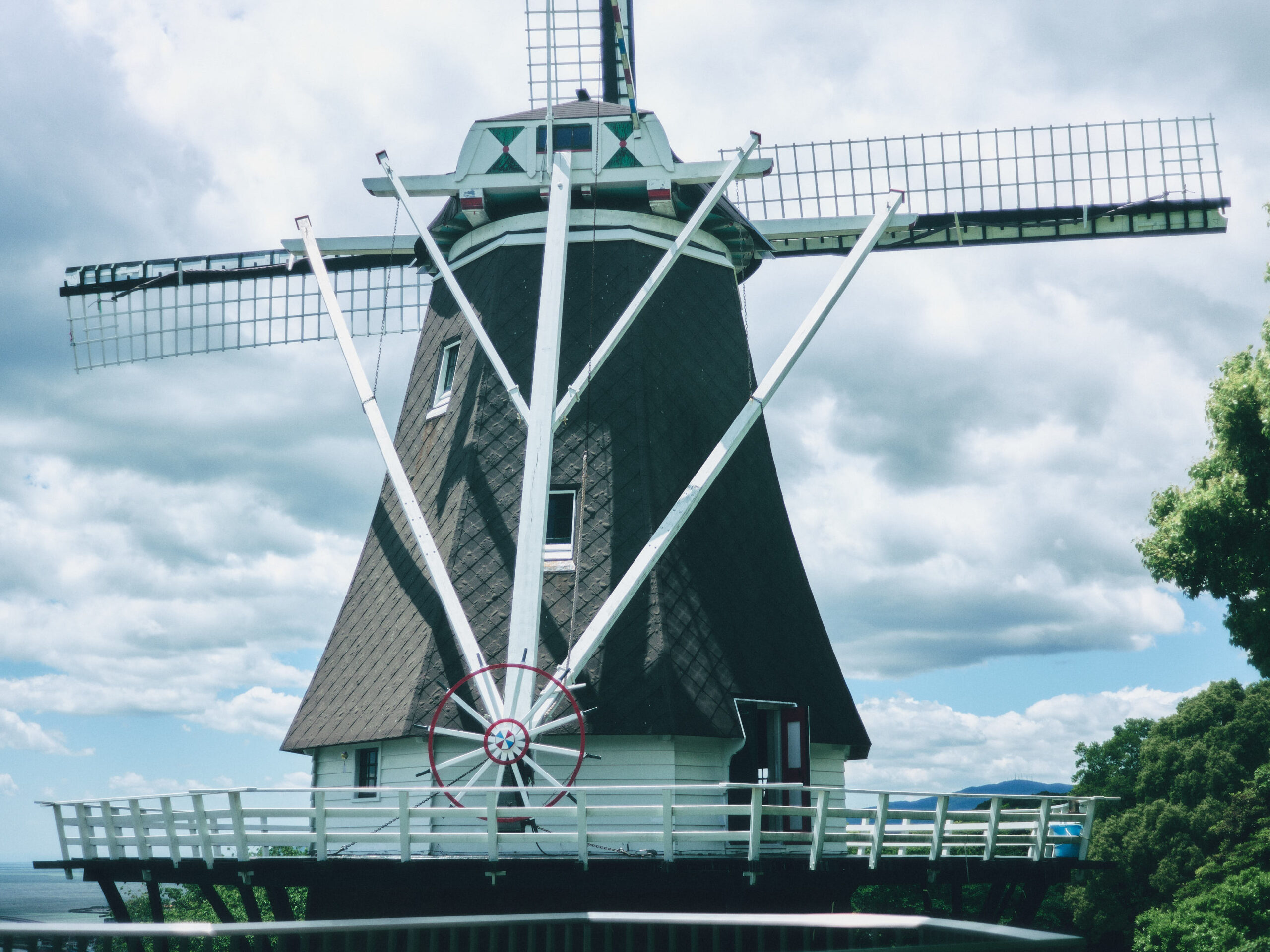 オランダ風車があった。