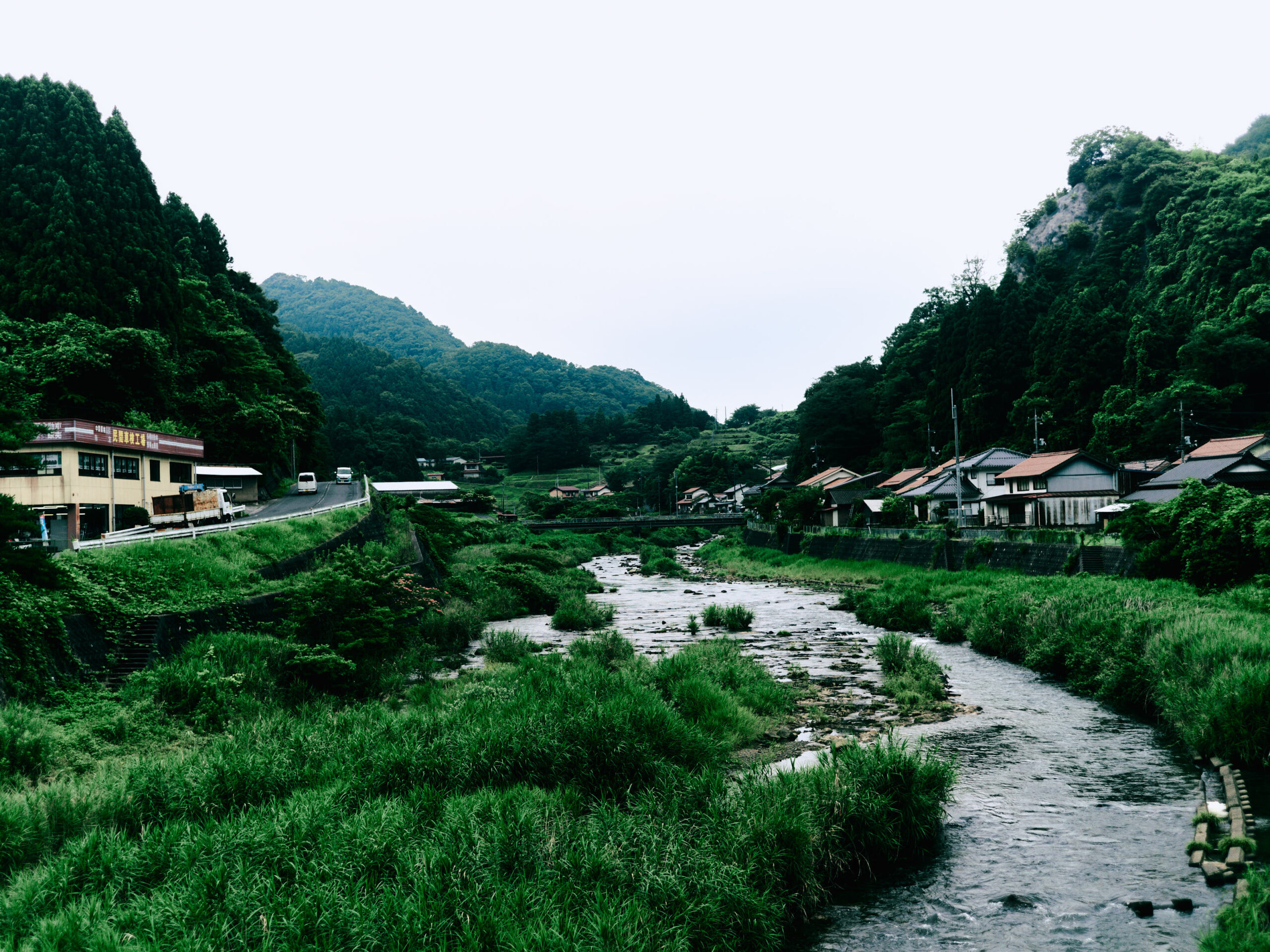 須佐川と集落。