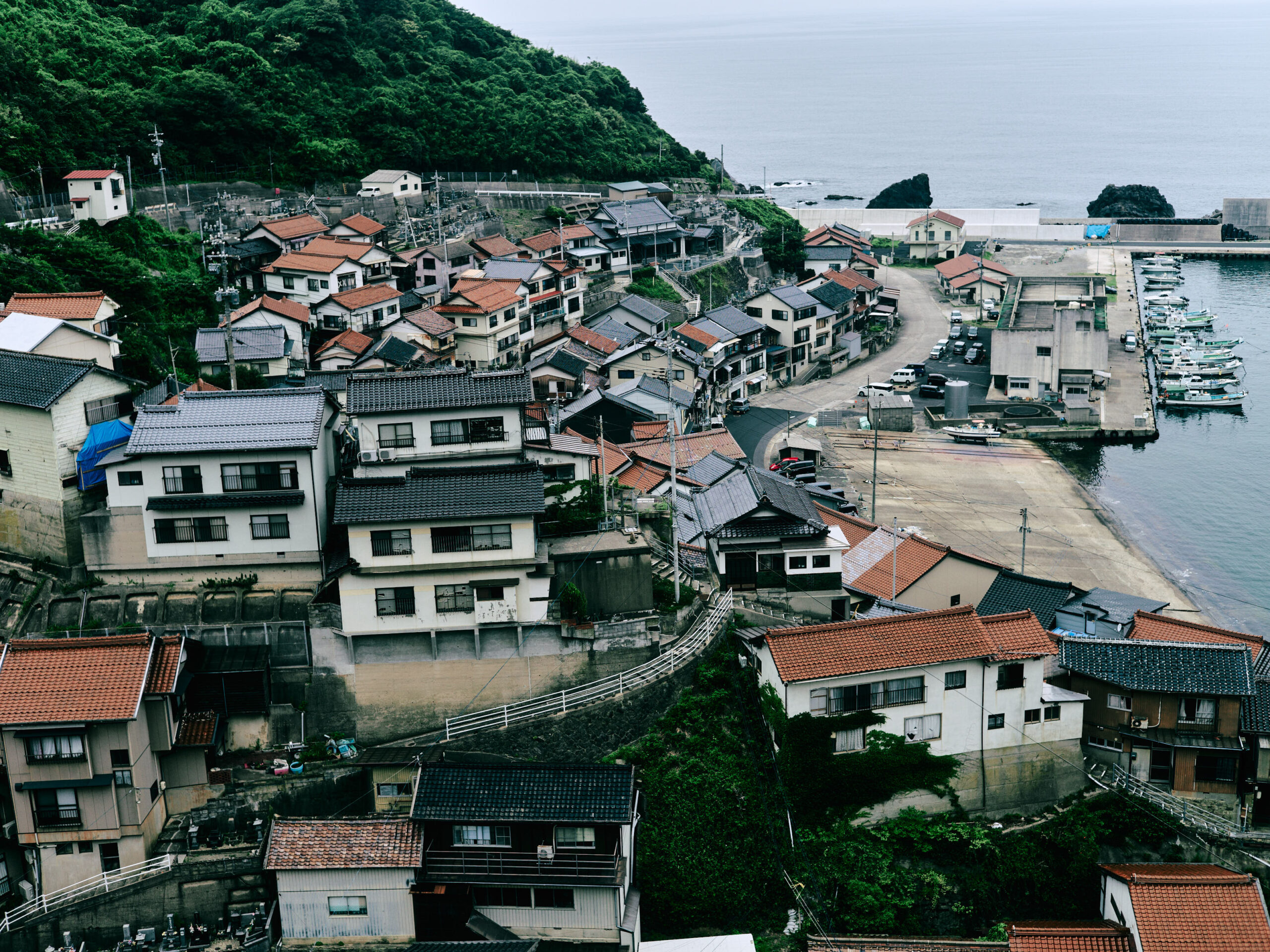 日本海に広がる小伊津の町並みにも驚かされた。