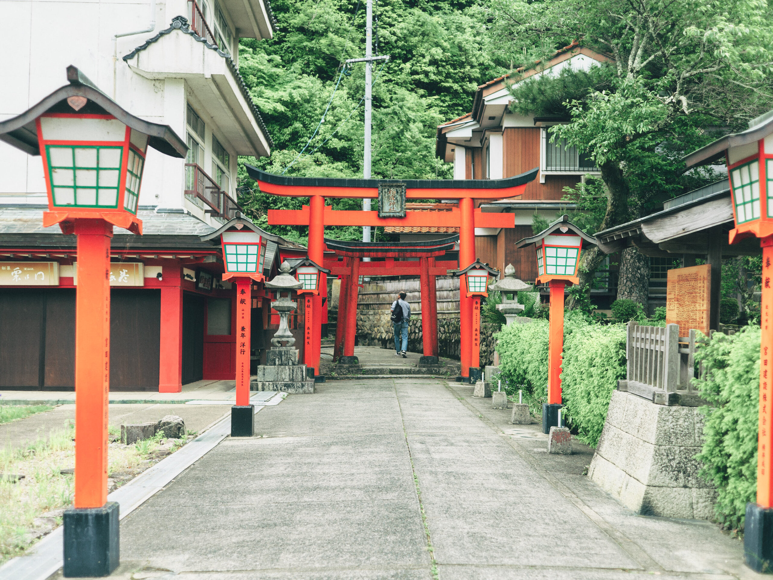 太皷谷稲成神社へ歩いて向かう。