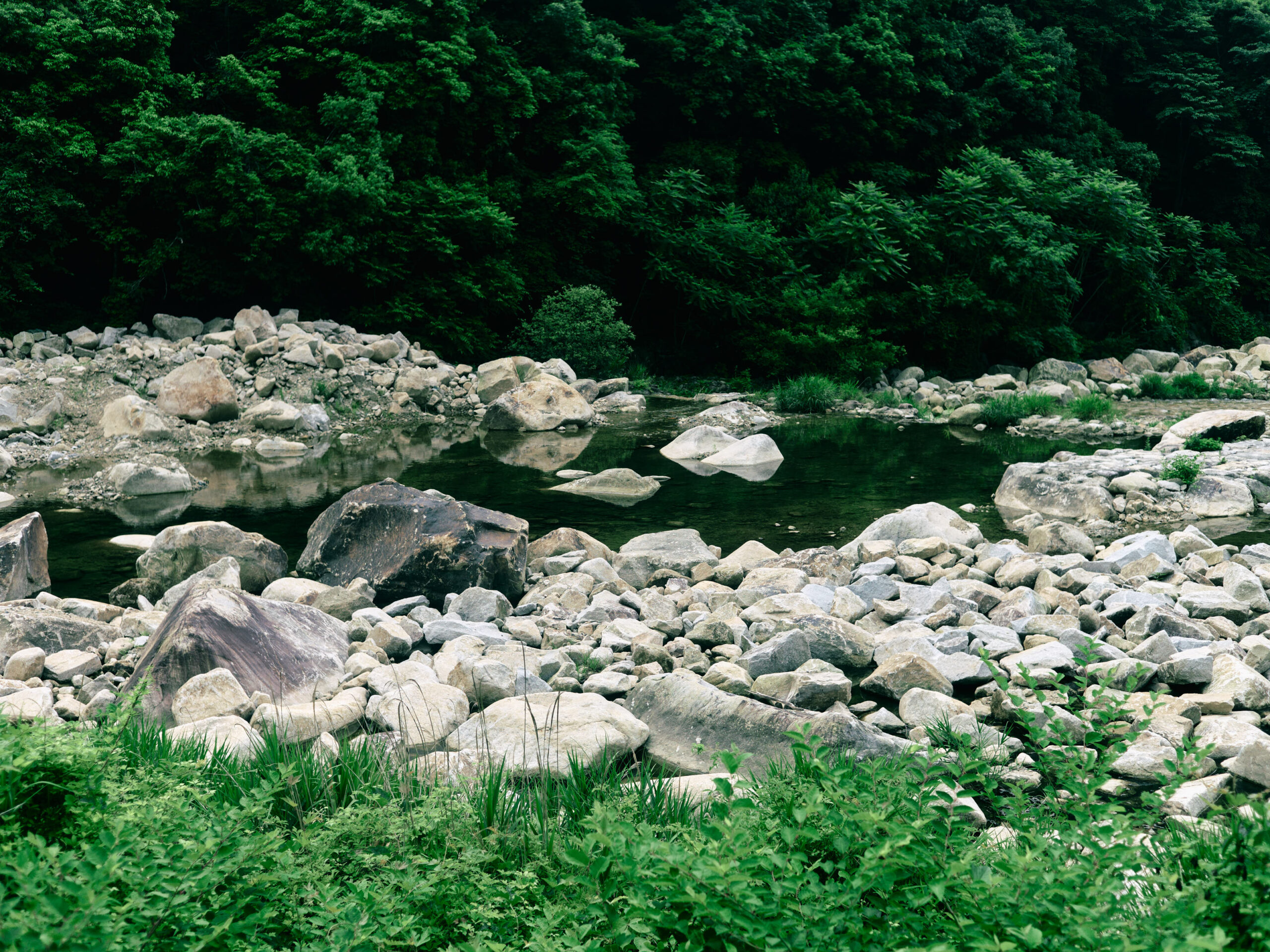深山峡の近くは、大きな岩がゴロゴロしていた。