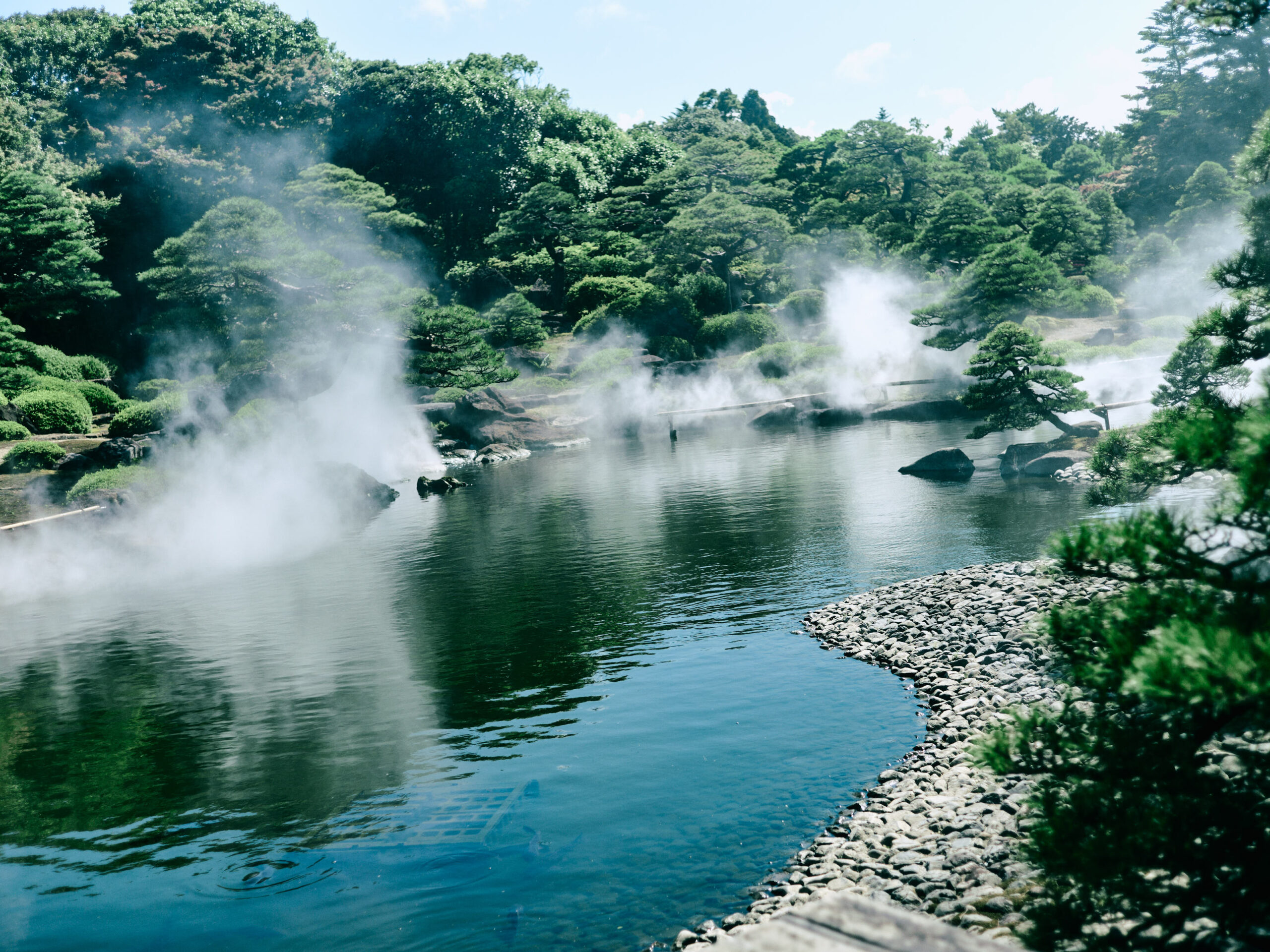 霧が風にあおられる。