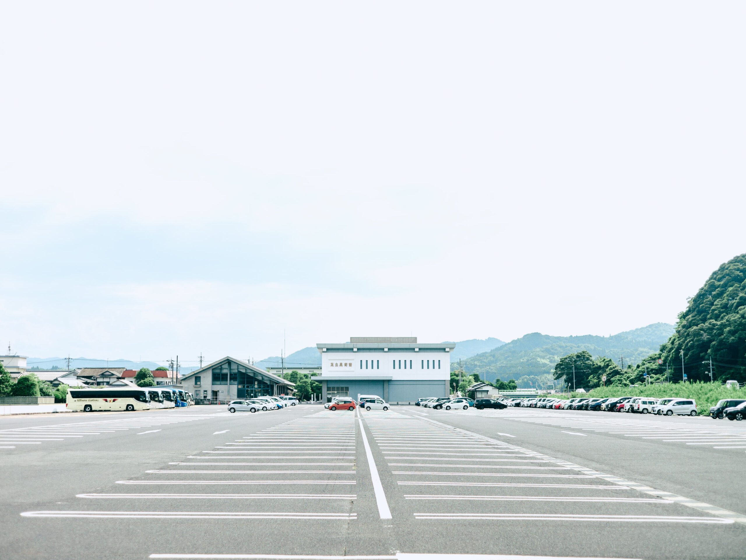 足立美術館の駐車場。