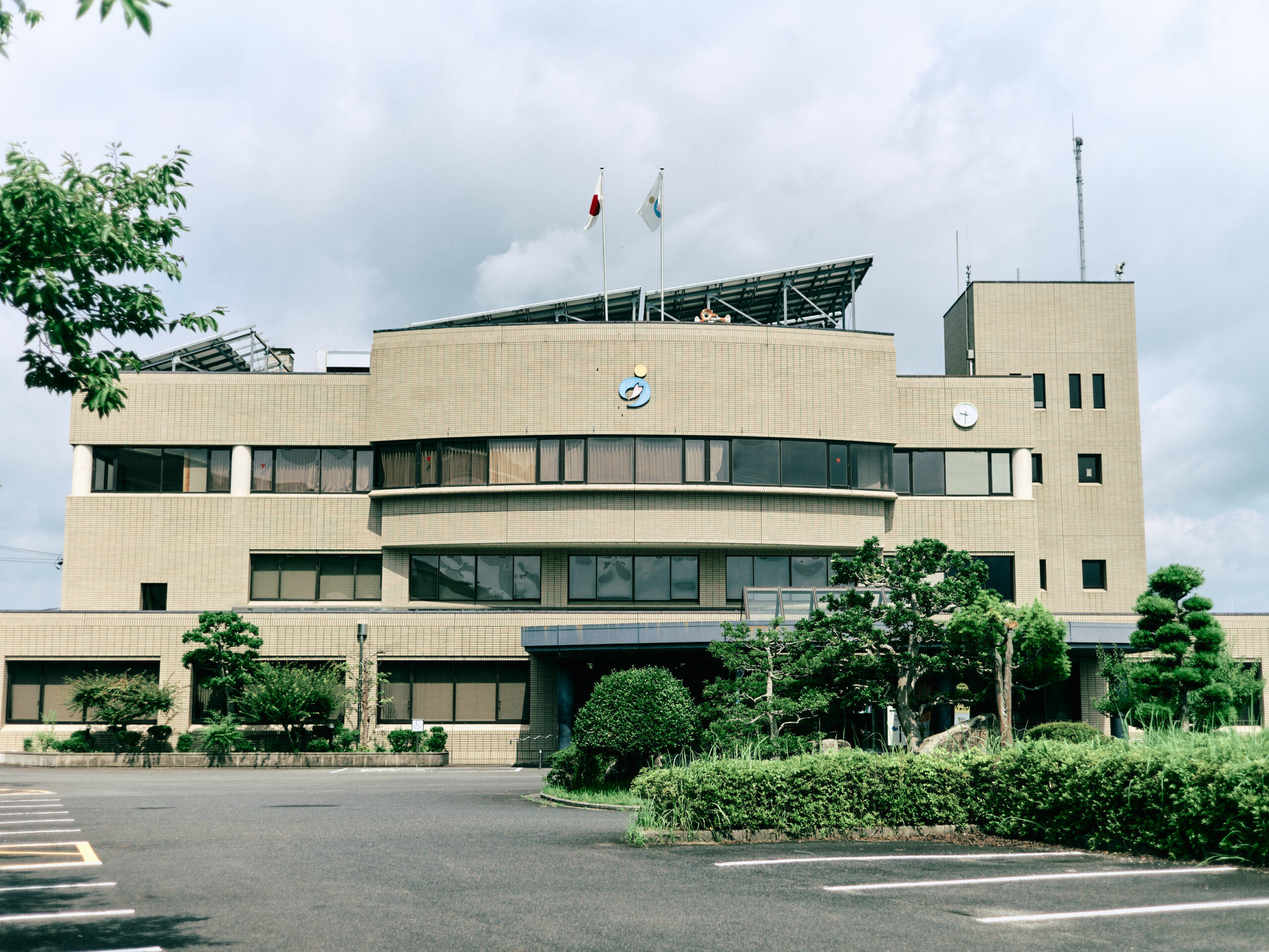 旧会見町へ。天萬庁舎。