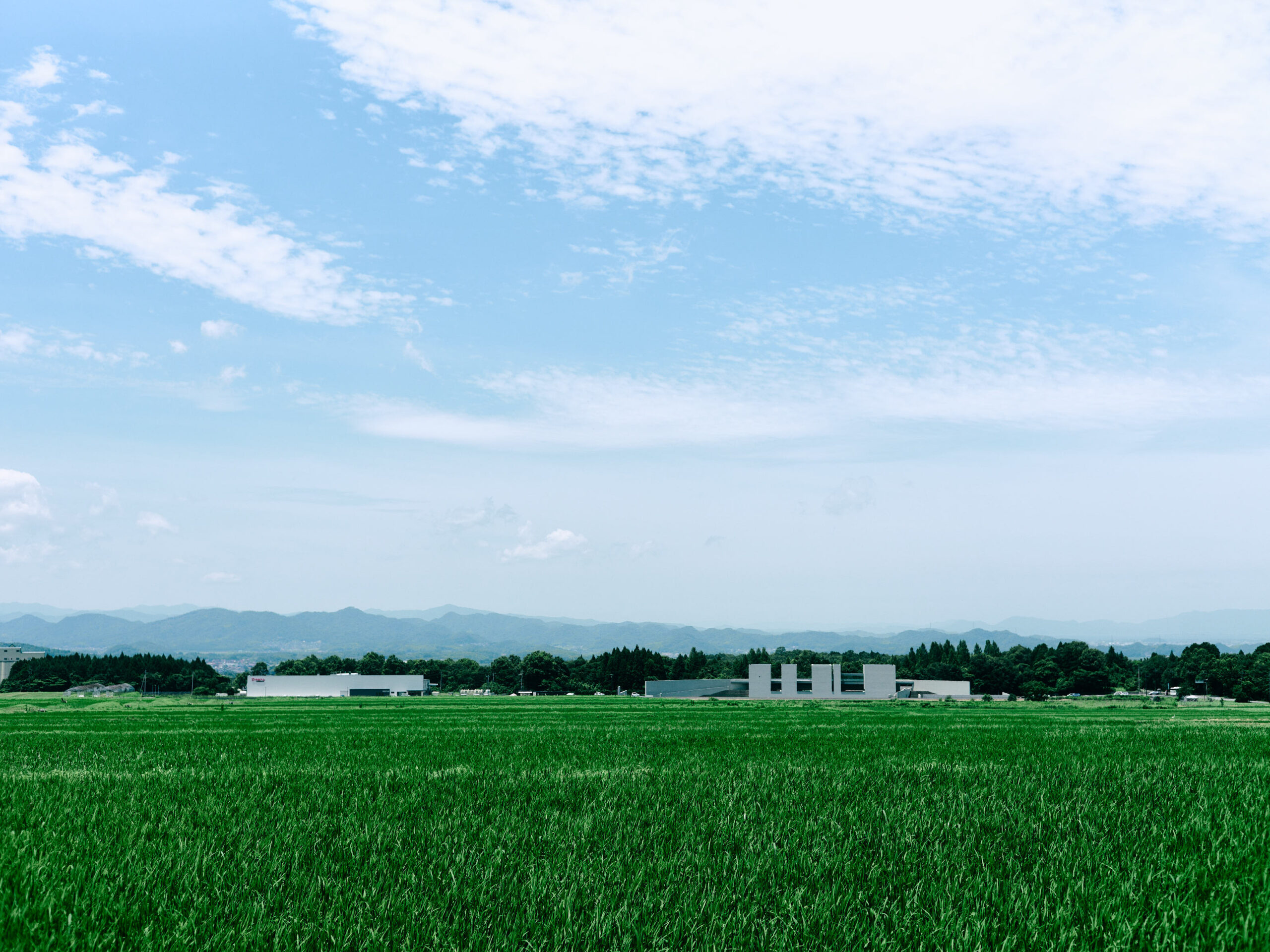 遠くから植田正治写真美術館（右）