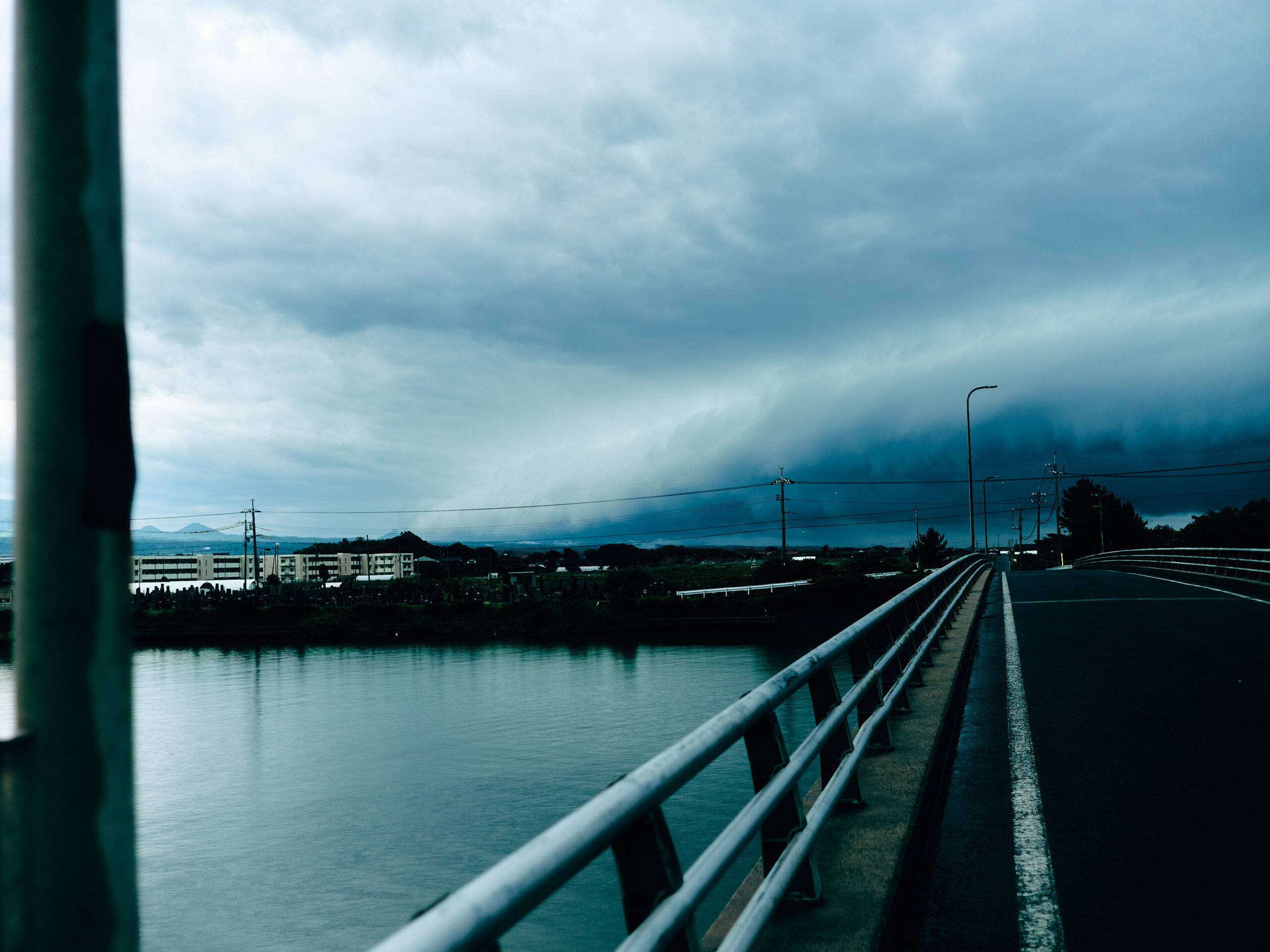 大雨の気配。